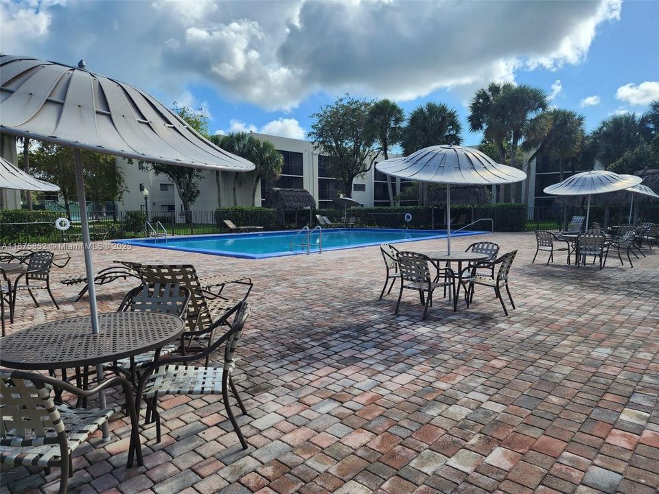 合同活跃: $265,000 (3 贝兹, 2 浴室, 1040 平方英尺)