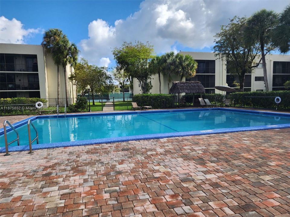 合同活跃: $265,000 (3 贝兹, 2 浴室, 1040 平方英尺)