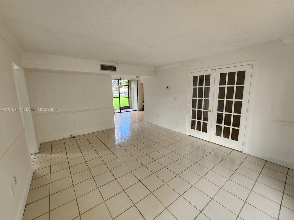 合同活跃: $265,000 (3 贝兹, 2 浴室, 1040 平方英尺)