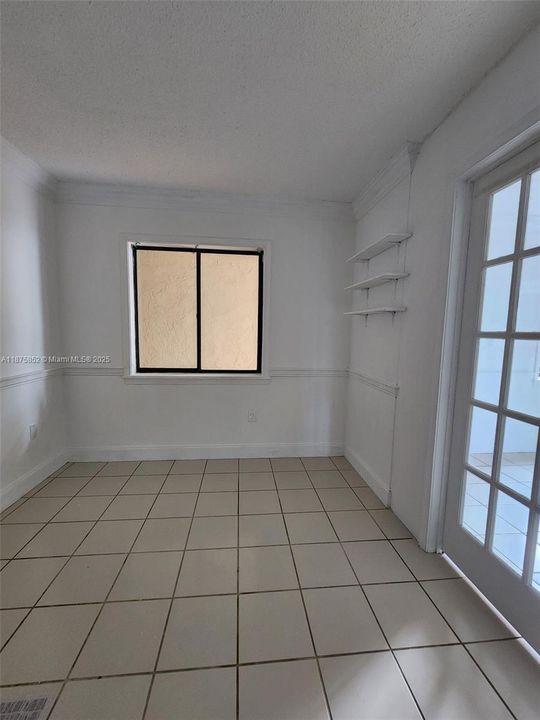 合同活跃: $265,000 (3 贝兹, 2 浴室, 1040 平方英尺)