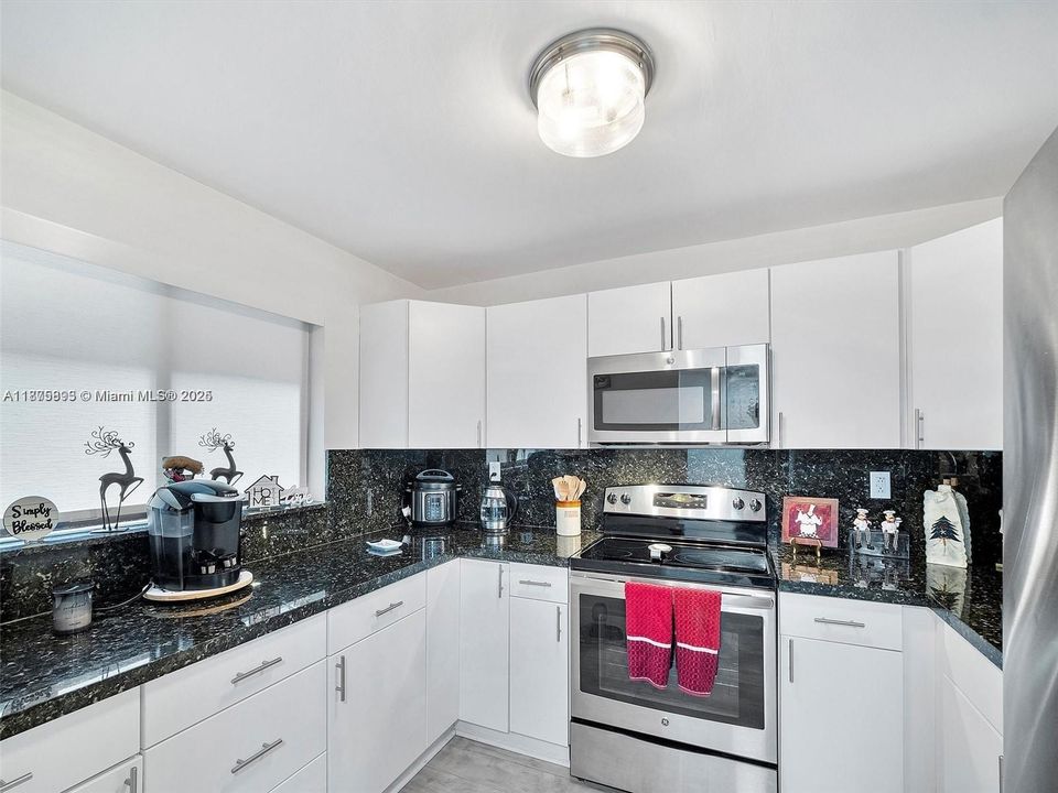 Recently Sold: $320,000 (2 beds, 2 baths, 936 Square Feet)