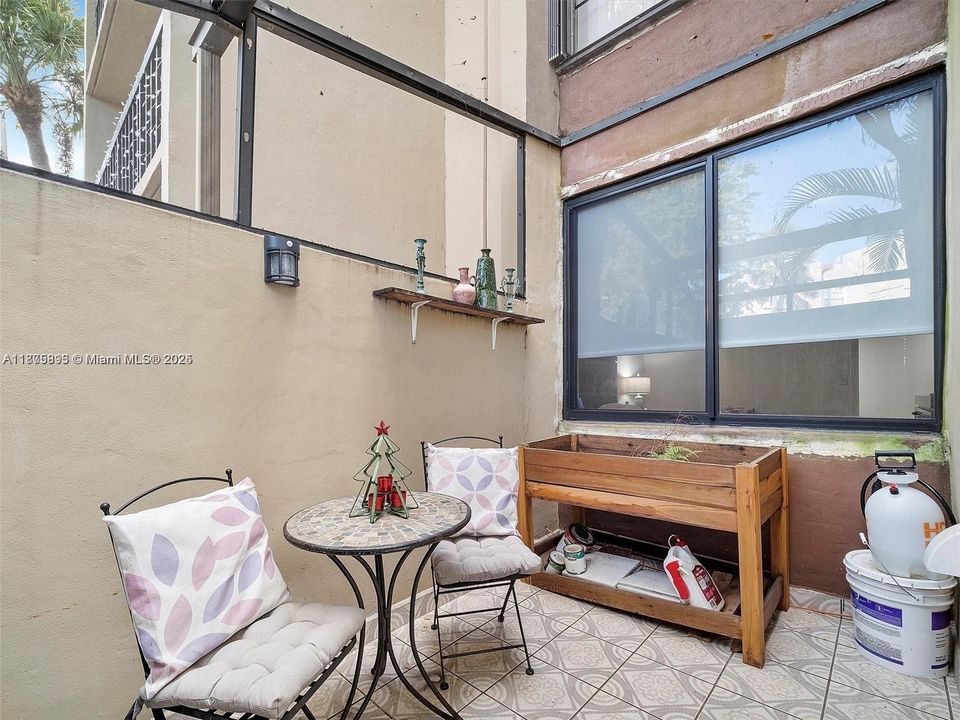 Recently Sold: $320,000 (2 beds, 2 baths, 936 Square Feet)