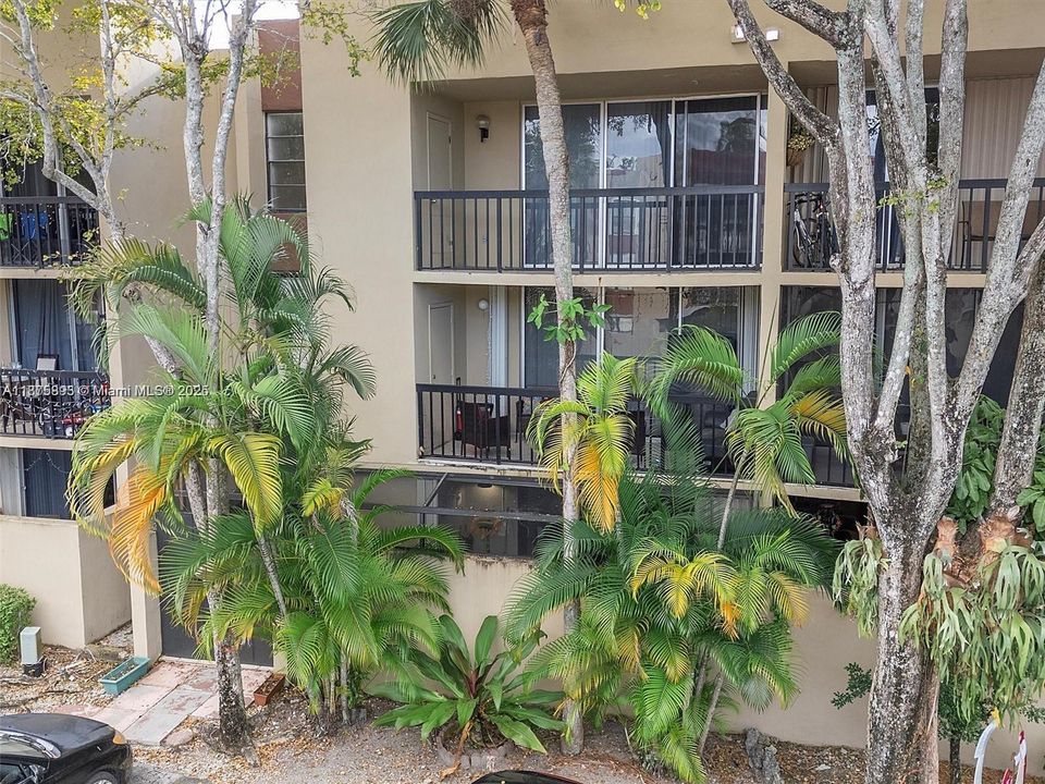 Recently Sold: $320,000 (2 beds, 2 baths, 936 Square Feet)