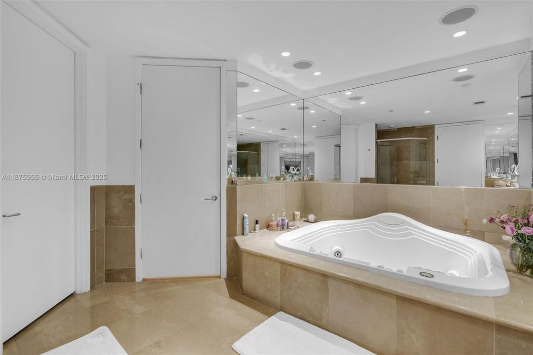 Recently Sold: $4,295,000 (3 beds, 4 baths, 3982 Square Feet)