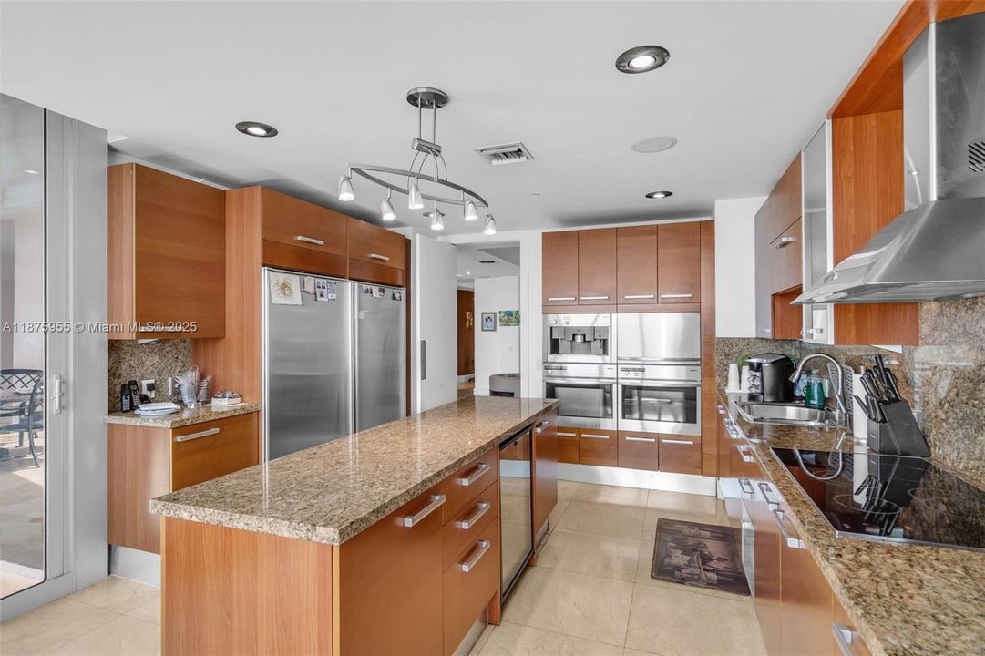 Recently Sold: $4,295,000 (3 beds, 4 baths, 3982 Square Feet)