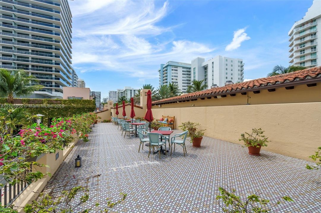 Recently Sold: $4,295,000 (3 beds, 4 baths, 3982 Square Feet)
