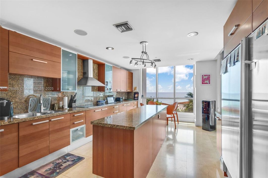 Recently Sold: $4,295,000 (3 beds, 4 baths, 3982 Square Feet)
