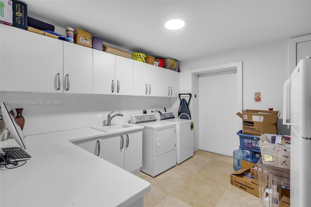 Recently Sold: $4,295,000 (3 beds, 4 baths, 3982 Square Feet)