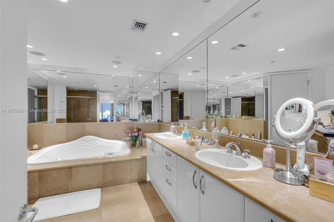 Recently Sold: $4,295,000 (3 beds, 4 baths, 3982 Square Feet)