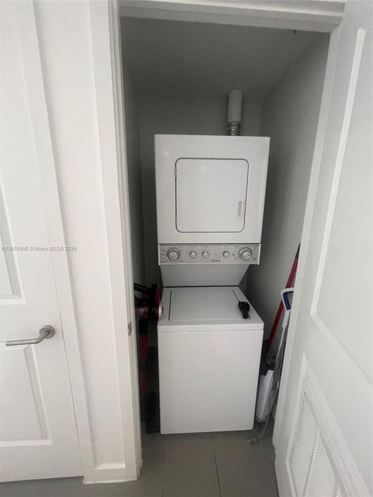 For Sale: $433,000 (1 beds, 1 baths, 752 Square Feet)