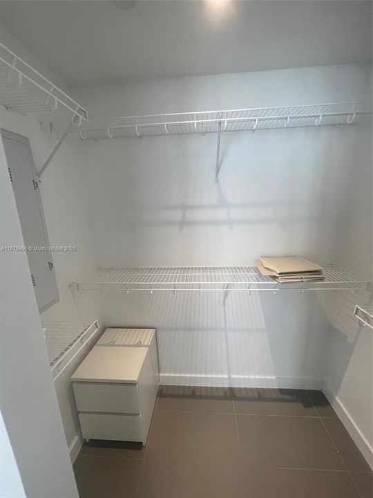 For Sale: $433,000 (1 beds, 1 baths, 752 Square Feet)