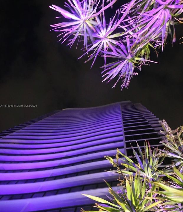 For Sale: $433,000 (1 beds, 1 baths, 752 Square Feet)