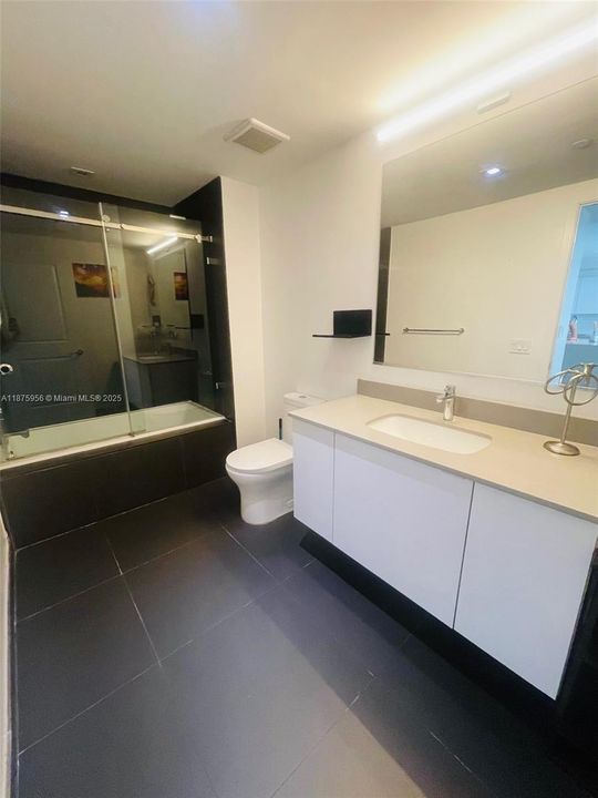 For Sale: $433,000 (1 beds, 1 baths, 752 Square Feet)