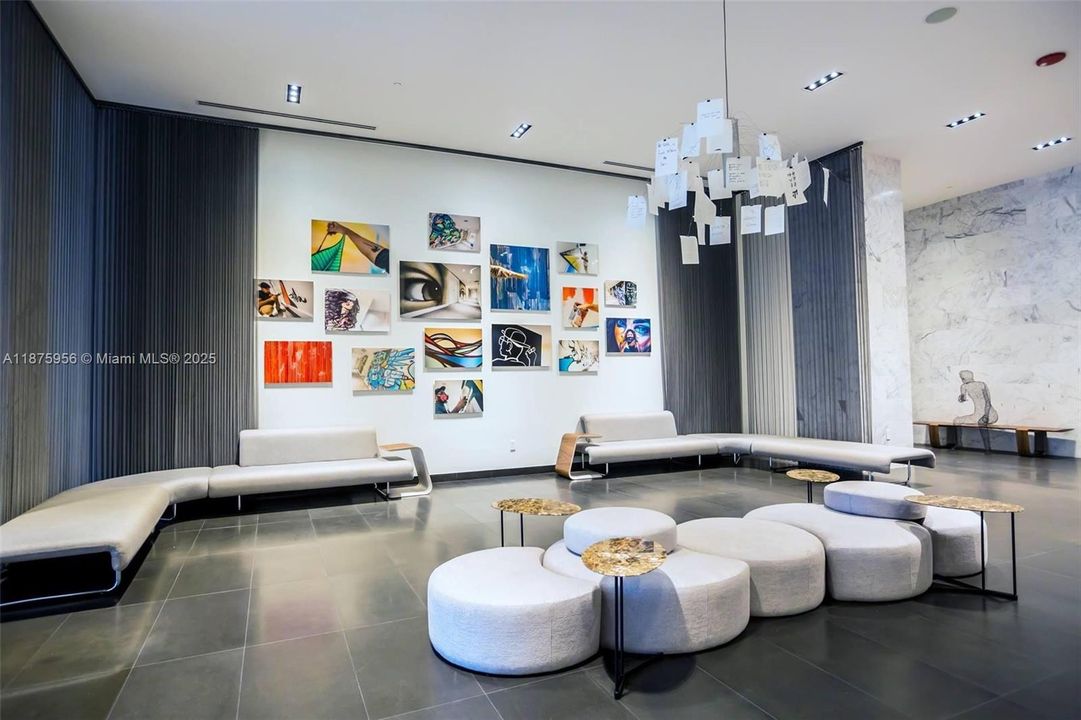 For Sale: $433,000 (1 beds, 1 baths, 752 Square Feet)