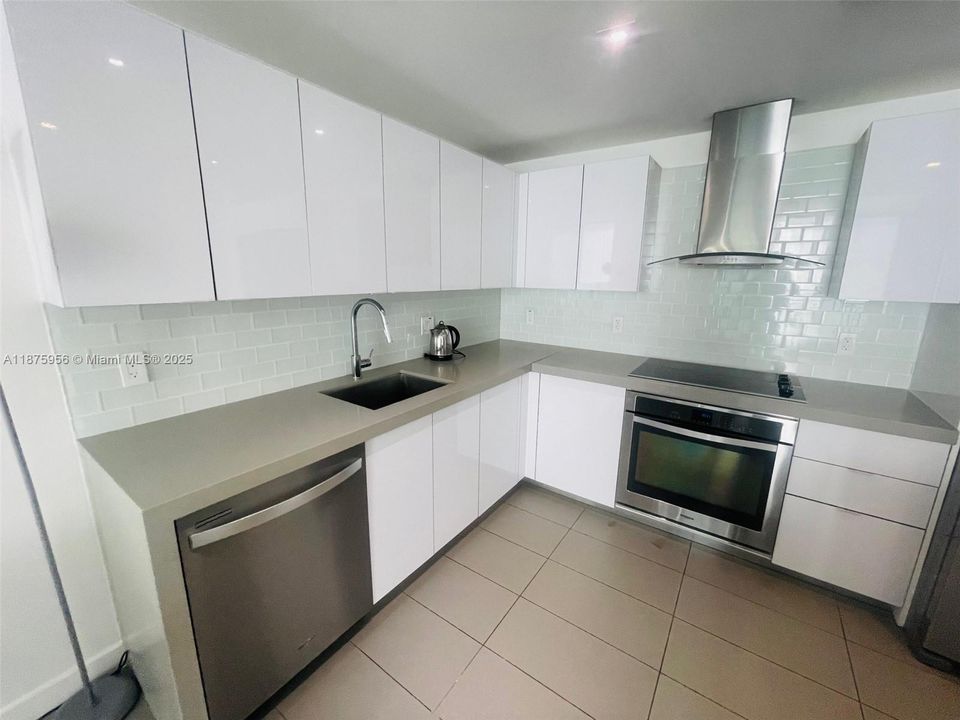 For Sale: $433,000 (1 beds, 1 baths, 752 Square Feet)