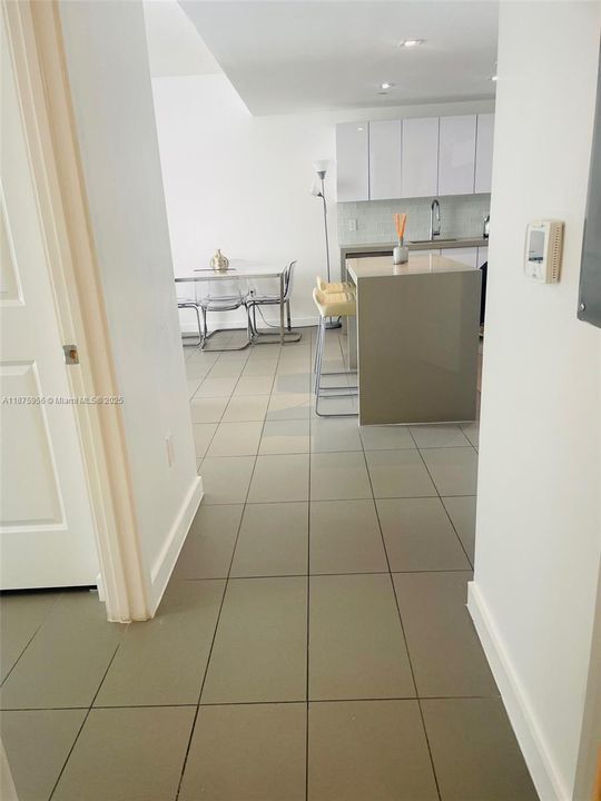 For Sale: $433,000 (1 beds, 1 baths, 752 Square Feet)