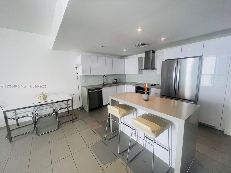 For Sale: $433,000 (1 beds, 1 baths, 752 Square Feet)
