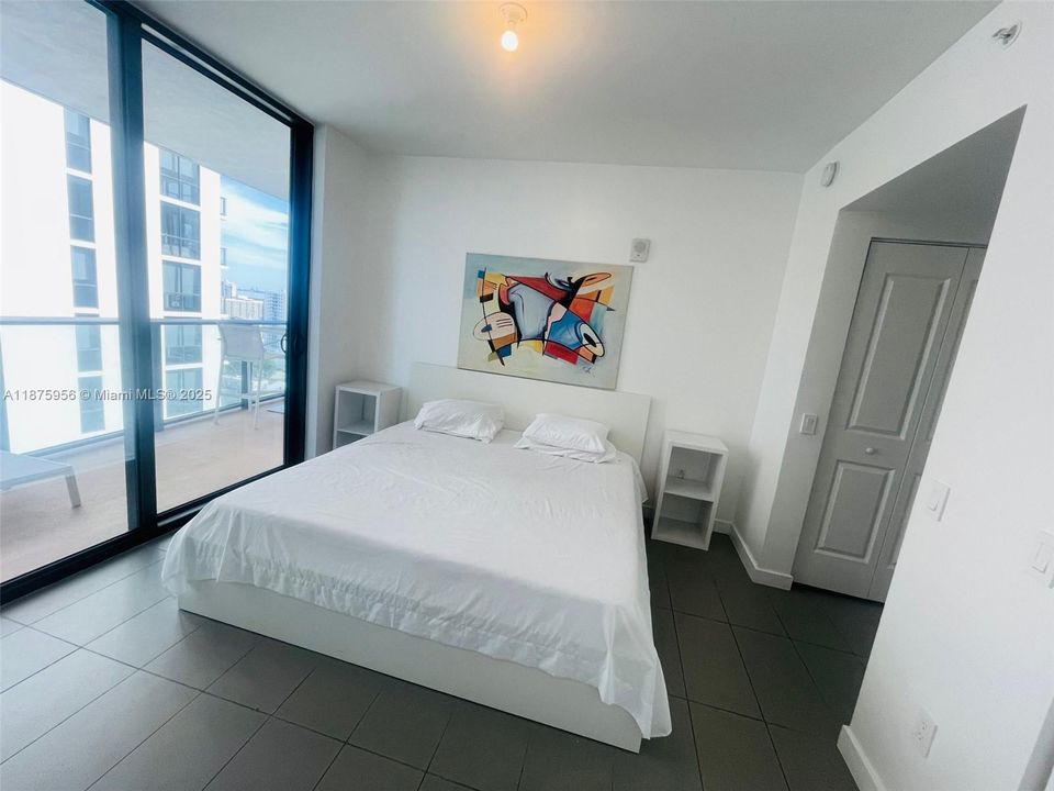 For Sale: $433,000 (1 beds, 1 baths, 752 Square Feet)