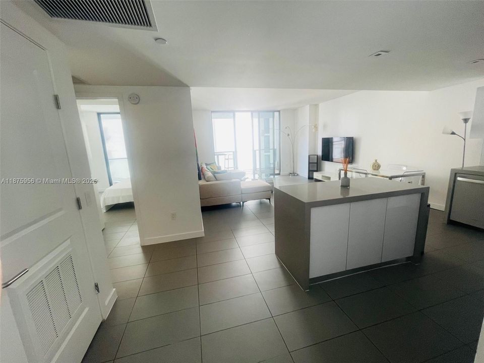 For Sale: $433,000 (1 beds, 1 baths, 752 Square Feet)