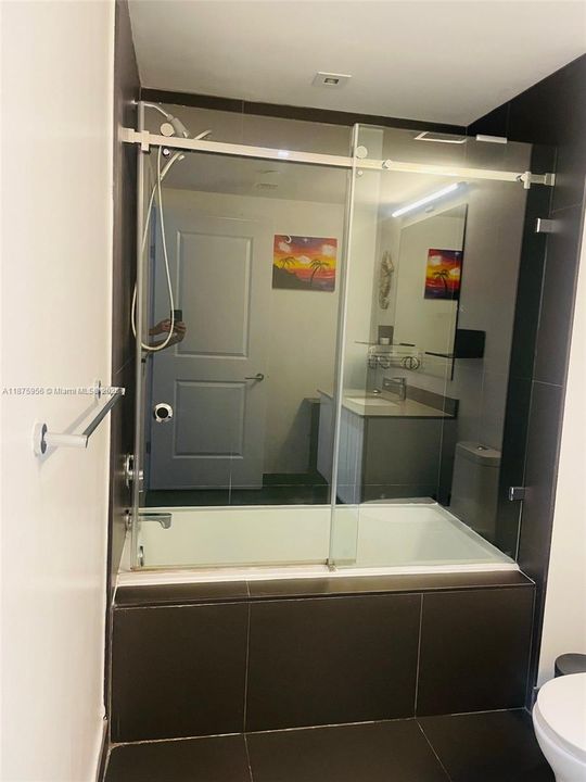 For Sale: $433,000 (1 beds, 1 baths, 752 Square Feet)