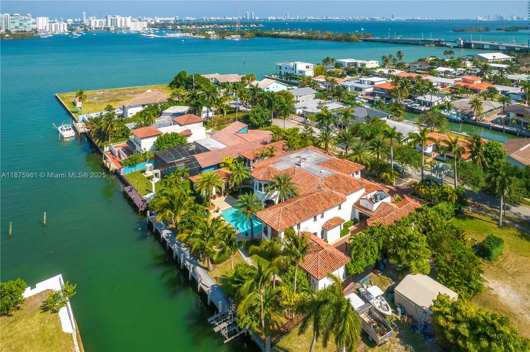 For Sale: $9,499,999 (10 beds, 9 baths, 8573 Square Feet)