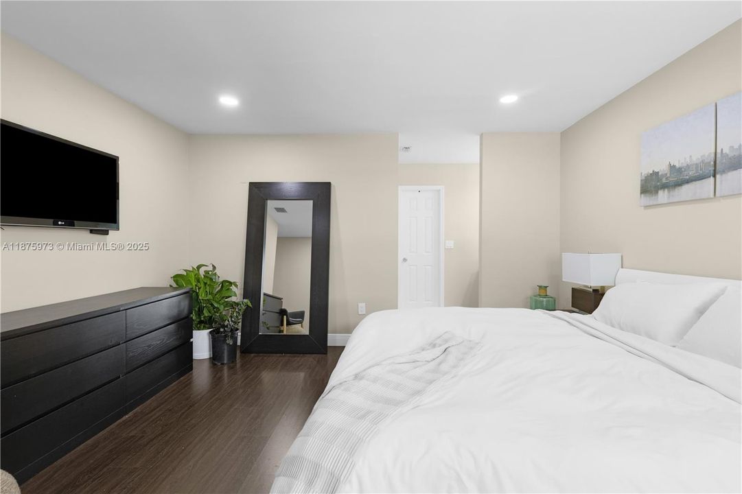 Recently Rented: $4,300 (5 beds, 2 baths, 2052 Square Feet)