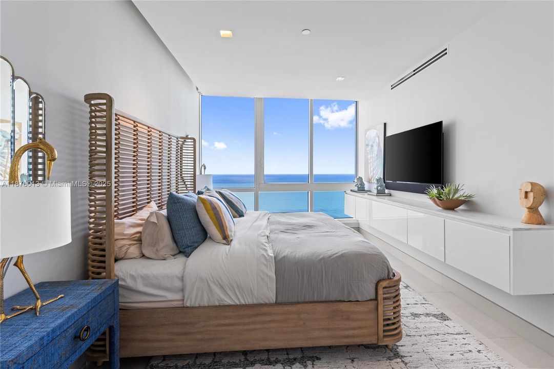 Recently Sold: $7,200,000 (2 beds, 2 baths, 1793 Square Feet)