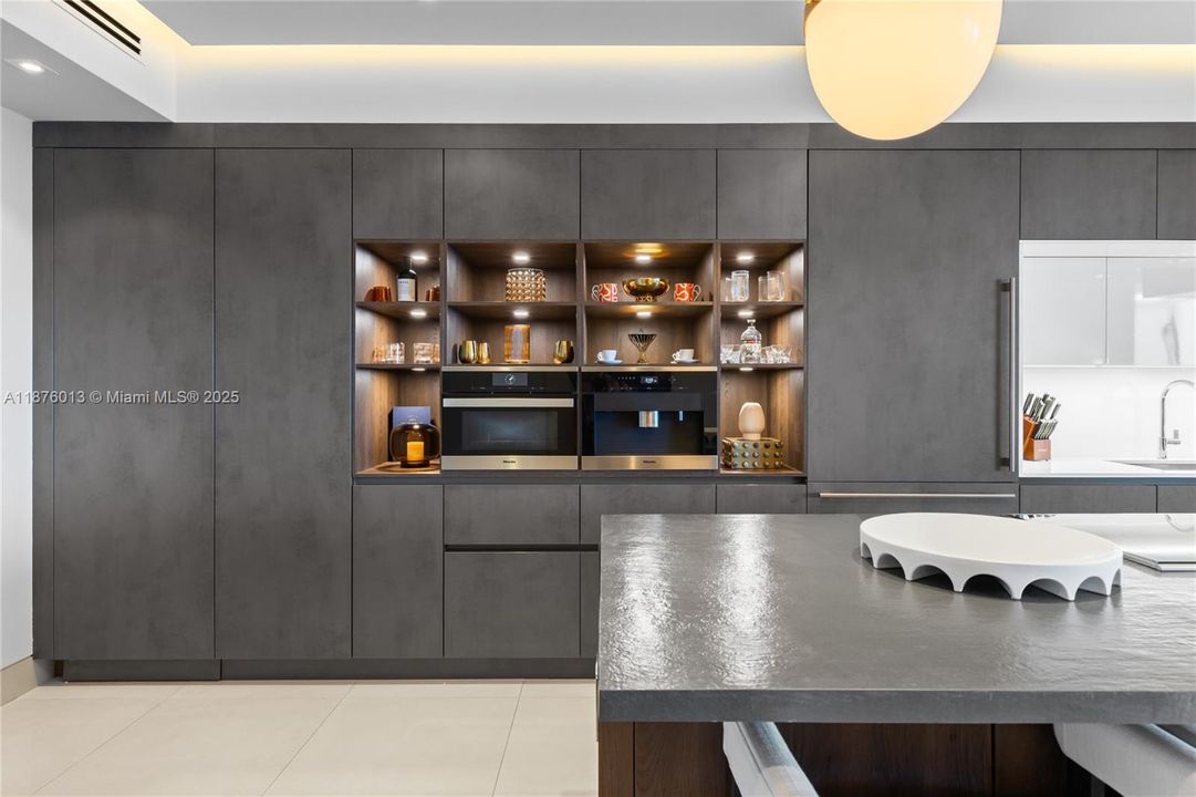 Recently Sold: $7,200,000 (2 beds, 2 baths, 1793 Square Feet)