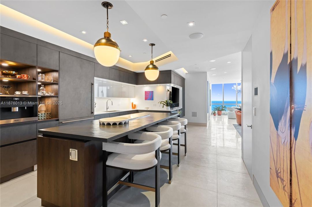 Recently Sold: $7,200,000 (2 beds, 2 baths, 1793 Square Feet)