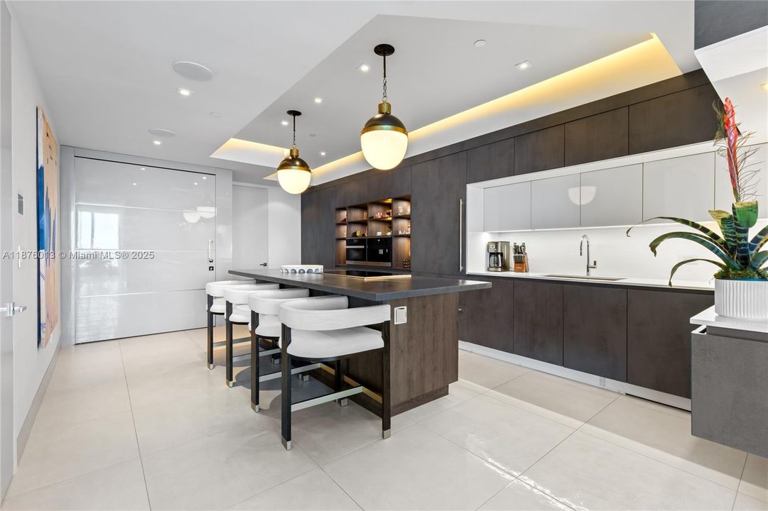 Recently Sold: $7,200,000 (2 beds, 2 baths, 1793 Square Feet)