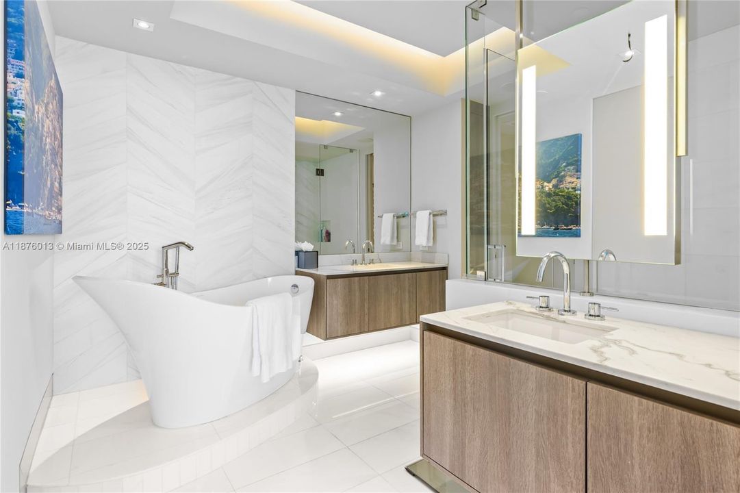 Recently Sold: $7,200,000 (2 beds, 2 baths, 1793 Square Feet)