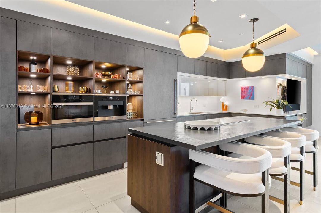 Recently Sold: $7,200,000 (2 beds, 2 baths, 1793 Square Feet)