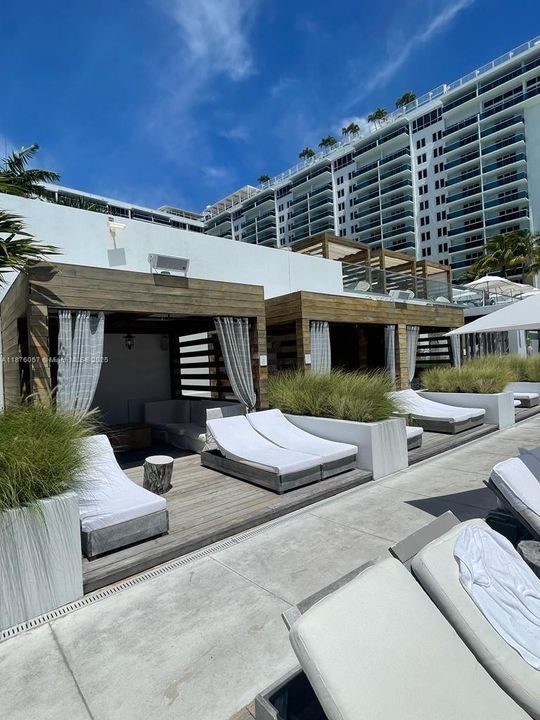 For Sale: $679,000 (1 beds, 1 baths, 760 Square Feet)