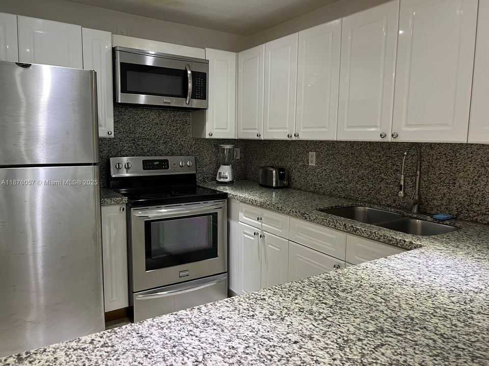 For Sale: $679,000 (1 beds, 1 baths, 760 Square Feet)