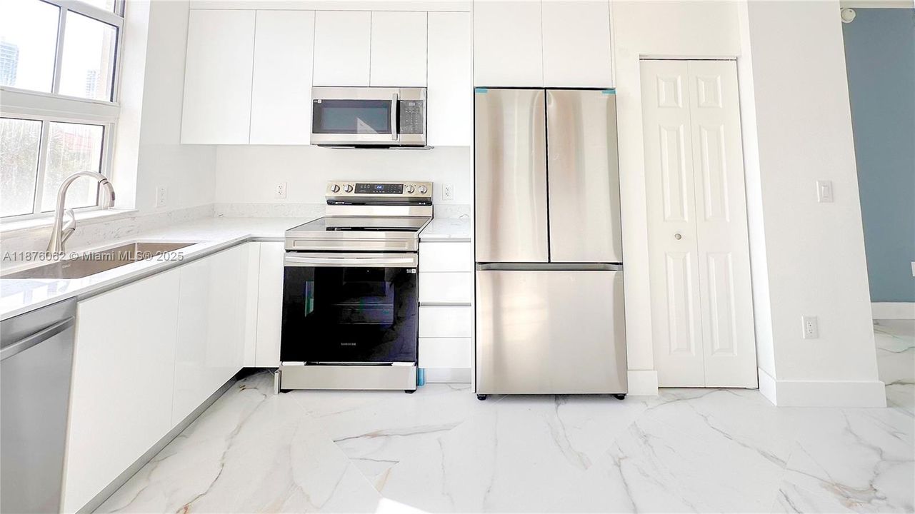 For Sale: $569,000 (3 beds, 2 baths, 1365 Square Feet)