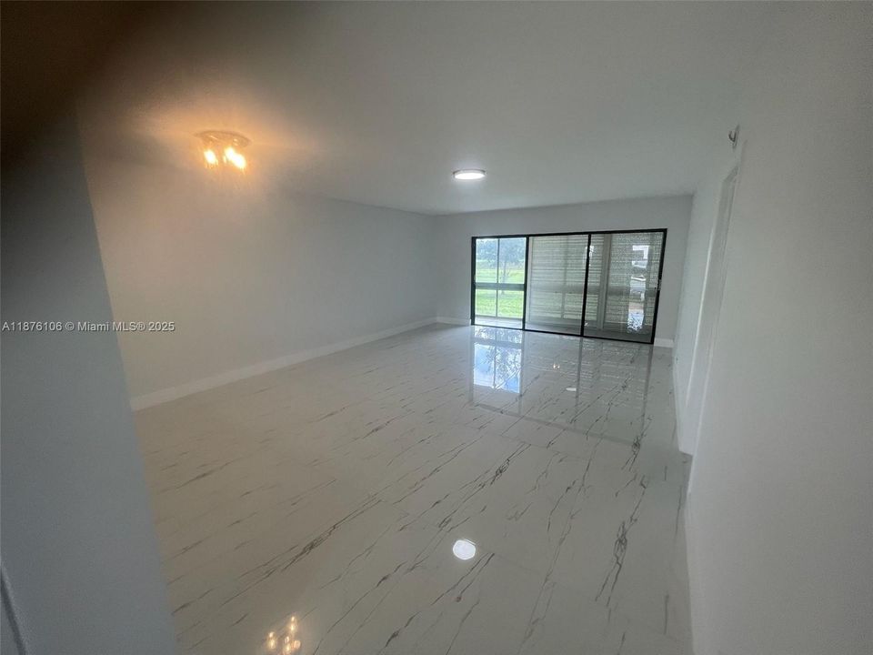 For Sale: $199,900 (2 beds, 2 baths, 1019 Square Feet)