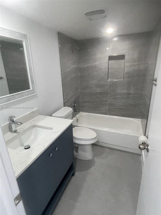 Guest bathroom with Tub