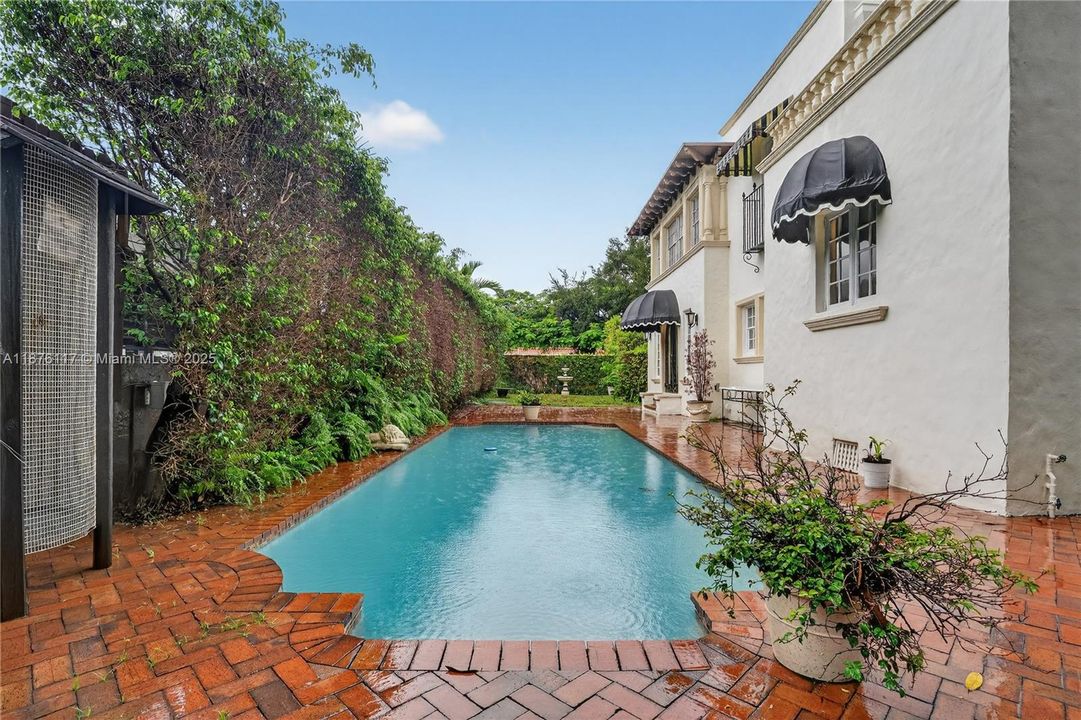 合同活跃: $1,999,900 (4 贝兹, 5 浴室, 3817 平方英尺)