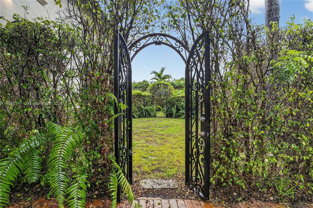 合同活跃: $1,999,900 (4 贝兹, 5 浴室, 3817 平方英尺)