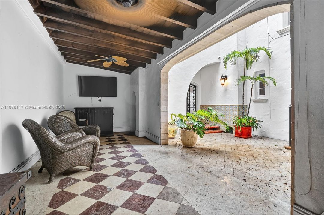 合同活跃: $1,999,900 (4 贝兹, 5 浴室, 3817 平方英尺)