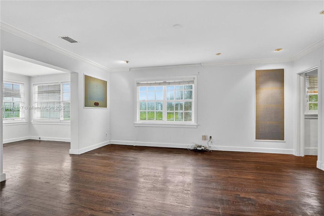 合同活跃: $1,999,900 (4 贝兹, 5 浴室, 3817 平方英尺)