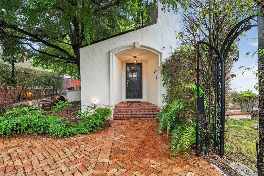 合同活跃: $1,999,900 (4 贝兹, 5 浴室, 3817 平方英尺)