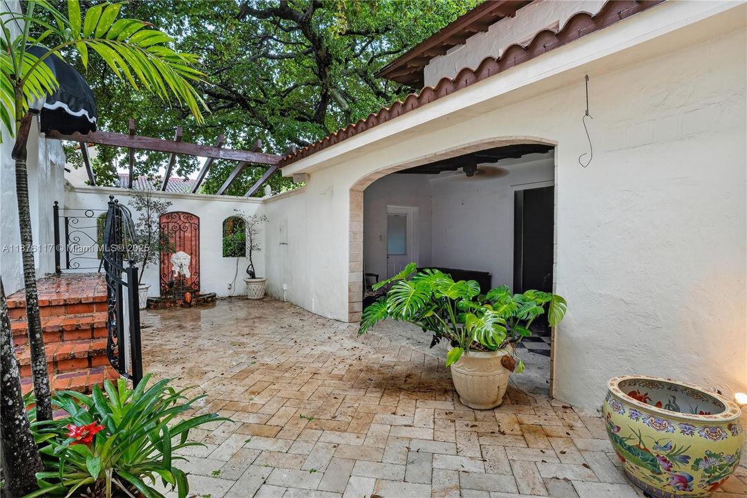 合同活跃: $1,999,900 (4 贝兹, 5 浴室, 3817 平方英尺)