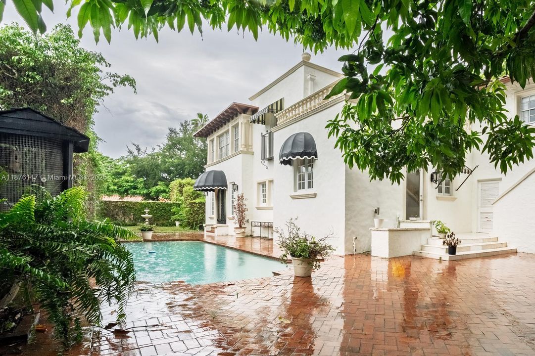 合同活跃: $1,999,900 (4 贝兹, 5 浴室, 3817 平方英尺)