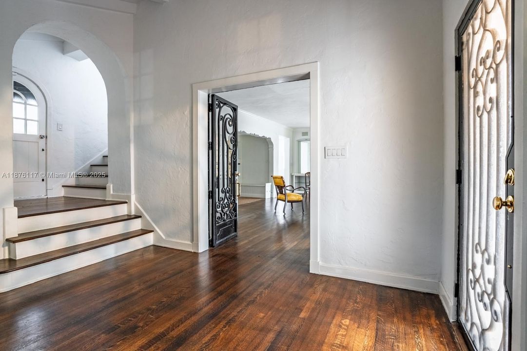 合同活跃: $1,999,900 (4 贝兹, 5 浴室, 3817 平方英尺)