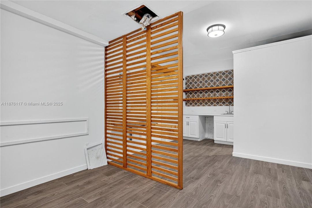 合同活跃: $1,999,900 (4 贝兹, 5 浴室, 3817 平方英尺)