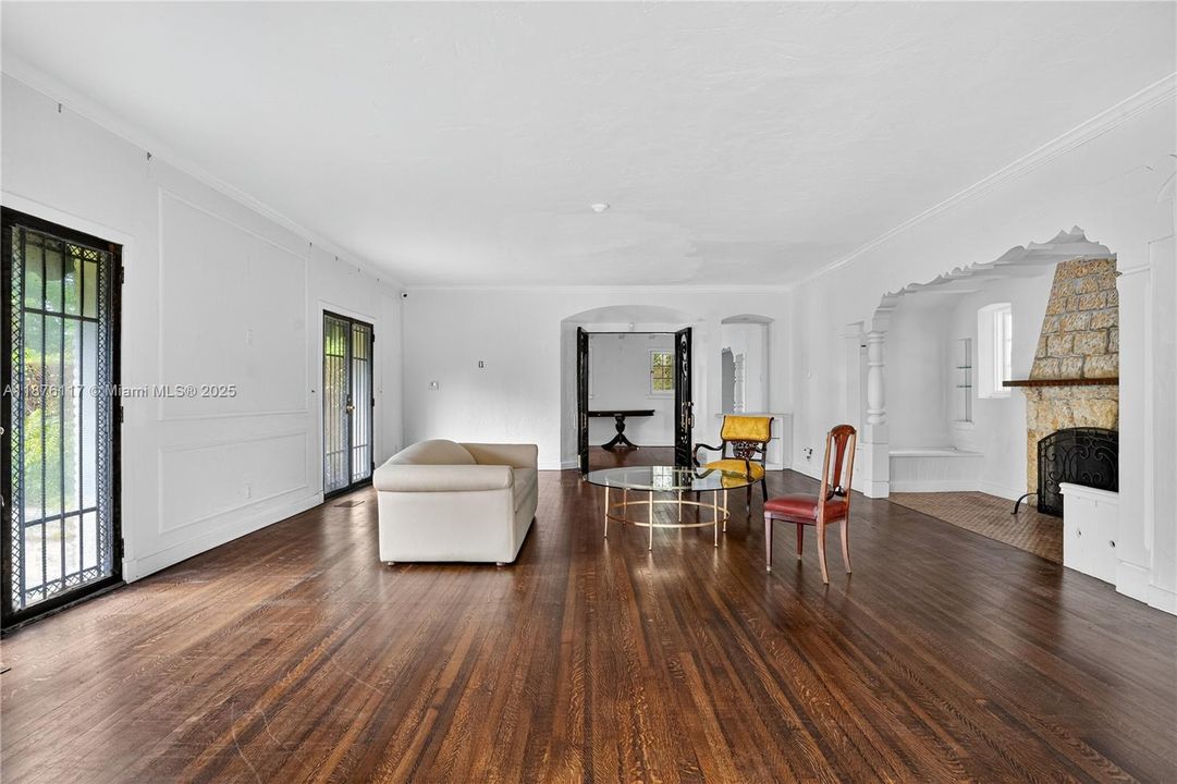 合同活跃: $1,999,900 (4 贝兹, 5 浴室, 3817 平方英尺)