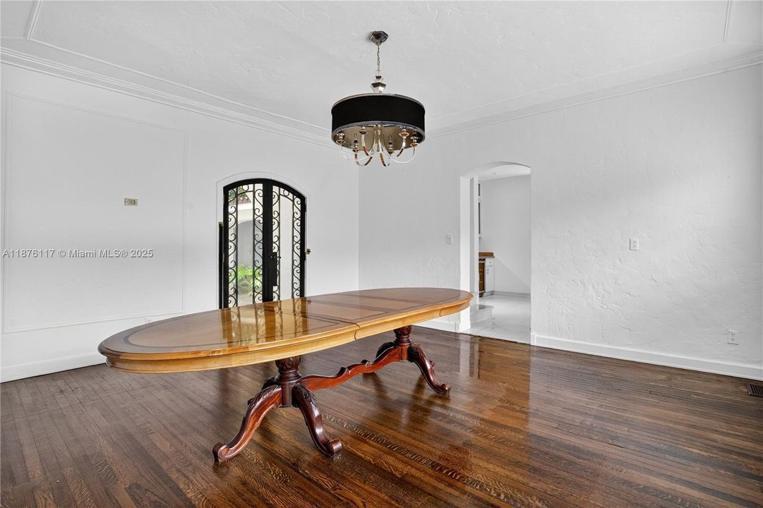 合同活跃: $1,999,900 (4 贝兹, 5 浴室, 3817 平方英尺)