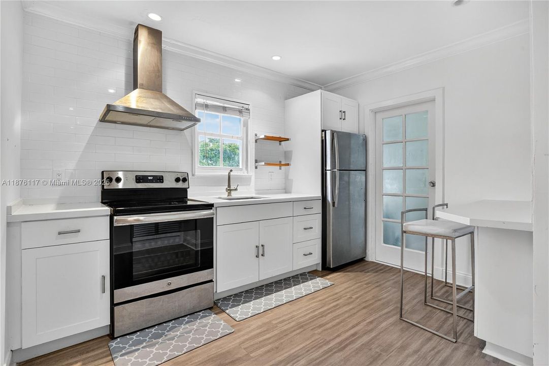 合同活跃: $1,999,900 (4 贝兹, 5 浴室, 3817 平方英尺)