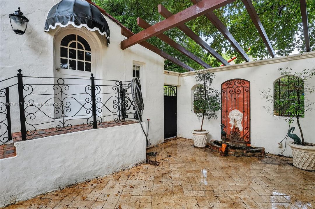 合同活跃: $1,999,900 (4 贝兹, 5 浴室, 3817 平方英尺)